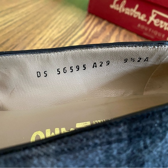 Beautiful plaid Ferragamo flats - Picture 3 of 5